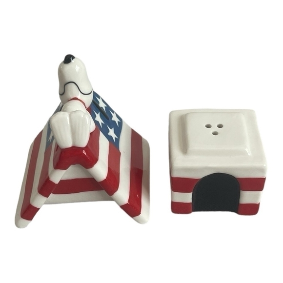 NIB Vintage Peanuts Snoopy Shakers Patriotic Doghouse Salt & Pepper Shaker Set - Picture 6 of 9